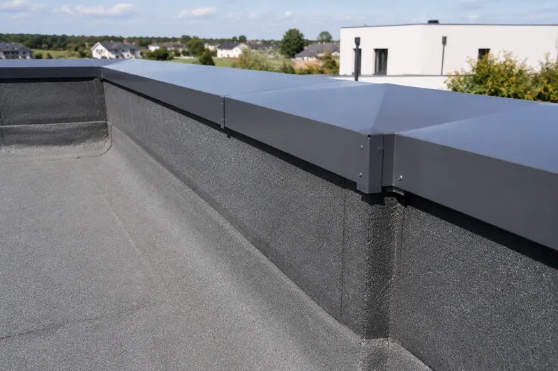 Acrotère d'une toiture-terrasse avec relevé d'étanchéité et couvertine métallique en tête
