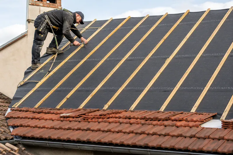Écran de sous-toiture HPV agrafé sur les chevrons avant la pose du contre-lattage
