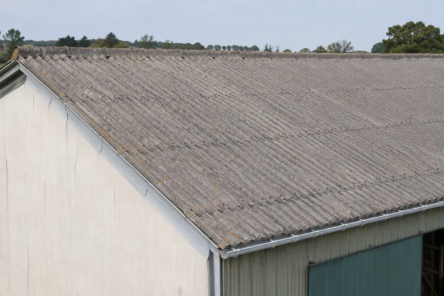 Toiture en plaques ondulées de fibrociment légèrement vieillie