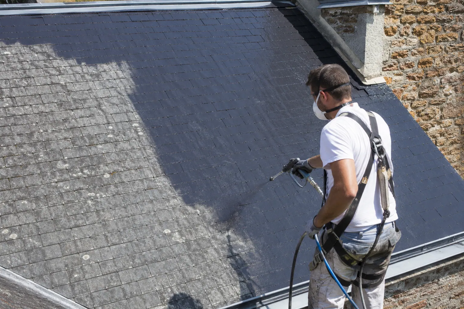 Toiture en ardoise après hydrofuge coloré : teinte anthracite uniforme retrouvée
