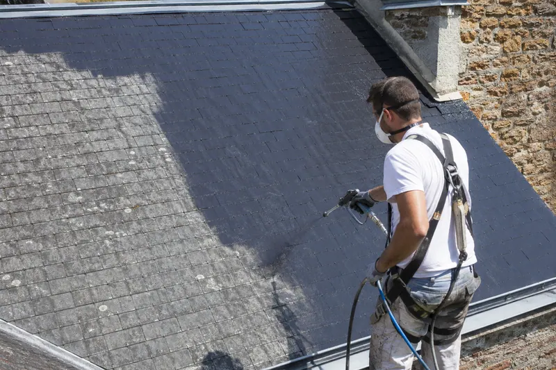 Toiture en ardoise après hydrofuge coloré : teinte anthracite uniforme retrouvée